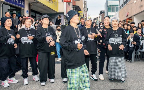 Các cụ bà mê rap đang cố 'gây bão' làng giải trí