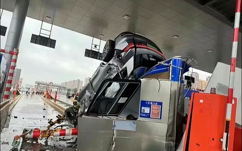 Camera ghi cảnh ô tô lao vào trạm thu phí như tên bắn