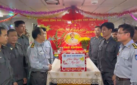 Đón Tết sớm, ra khơi bảo vệ biển trời quê hương