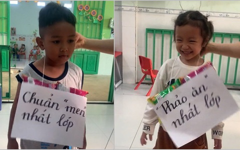 Cô giáo mầm non trao giải cuối năm cho các trò