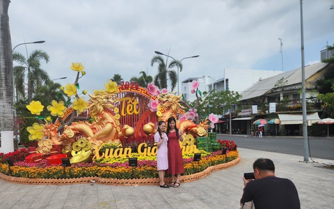 'Song Long nhả ngọc' trên phố đi bộ Nguyễn Huệ ở Long Xuyên