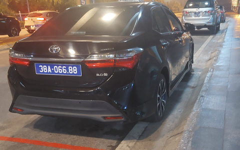 Xôn xao một xe biển xanh có còi hụ, bật đèn ưu tiên vào sân bay Vinh đón người thân