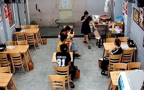 Quán đắt khách khi cô chủ lượn 2 vòng 'đốt vía'