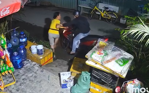 Chủ tiệm tạp hóa bị cướp thùng bia dù rất cảnh giác