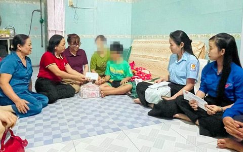 Đưa bé trai 9 tuổi bị cha dượng bạo hành đi giám định thương tích