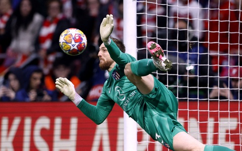 Atletico ngược dòng ngoạn mục vào tứ kết Champions League