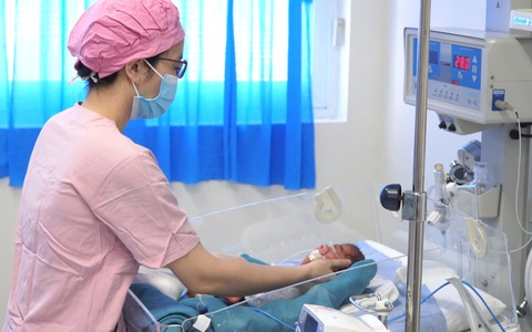 Kỳ diệu bé gái sinh non 850g, sau 5 tuần nuôi dưỡng cân nặng 1,7kg