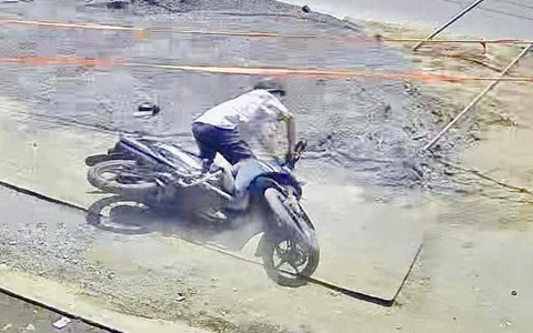Người dân té nhào vì tấm thép lót công trình đường Võ Văn Ngân