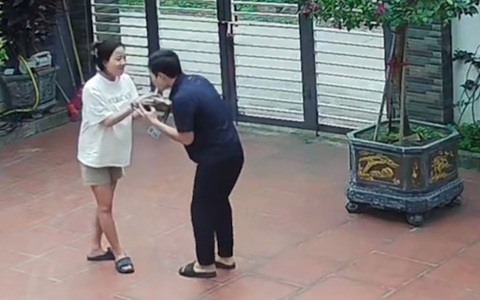 Vợ bầu hờn dỗi khi chồng giành nước uống