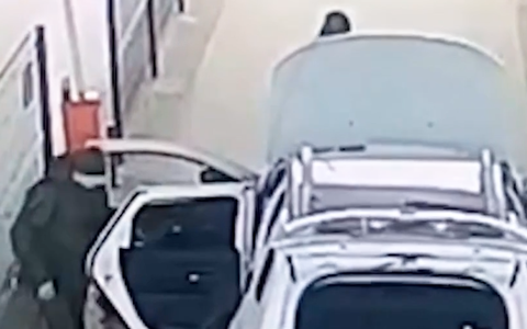 Video đặc vụ Nga bắt một ô tô gắn thiết bị nổ ở cửa ngõ Crimea