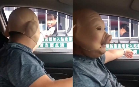 Nhân viên trạm thu phí cười nắc nẻ với tài xế đeo mặt nạ Trư Bát Giới