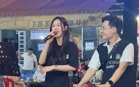 Cô gái hát loa kẹo kéo hay như nuốt đĩa