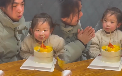 Bé gái ngơ ngác khi mẹ thổi mất nến sinh nhật