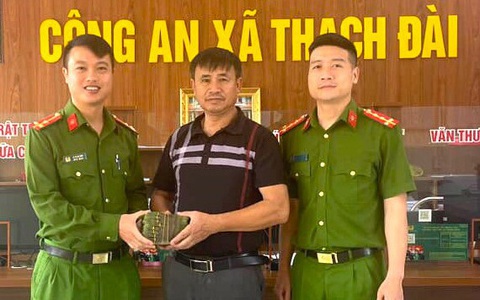 Để 100 triệu đồng trên nóc ô tô, tiền rơi đầy đường, may mà không mất