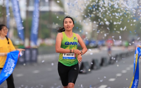 ‘Nữ hoàng chân đất’ Phạm Thị Bình chiến thắng Cuộc thi marathon quốc tế Đà Nẵng 2024