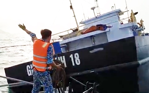 Quây phao ngăn tràn dầu từ con tàu bị nghiêng chìm ở Cù Lao Chàm