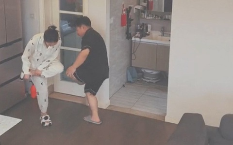 Chồng lầy lội thấy vợ ôm chân đau tưởng rủ rê chơi 'đá gà'
