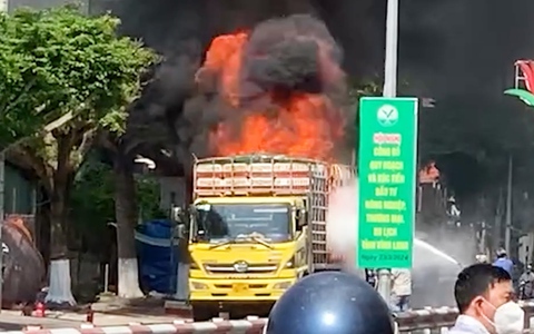 Thấy xe tải bốc cháy, tài xế lái ra đường vắng để dập lửa