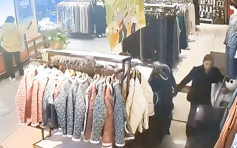 Sập sàn trung tâm thương mại, một phụ nữ rơi xuống bên dưới