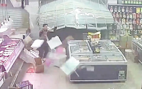 Khoảnh khắc cơn gió 'lạ' thổi tung siêu thị, người đứng không vững