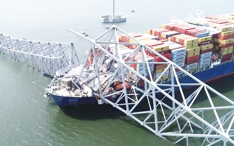 Tìm kiếm thi thể 6 người mất tích trong vụ sập cầu khủng khiếp ở Mỹ