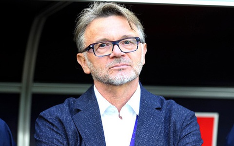 HLV Troussier không đòi tiền đền bù hợp đồng, VFF tặng 3 tháng lương làm quà