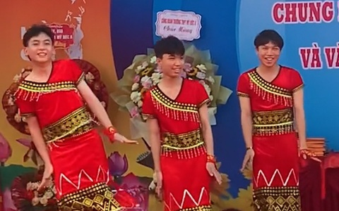 Nhóm nam sinh múa văn nghệ cực dẻo