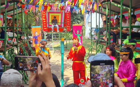 Người Bình Định ở TP.HCM thích thú chơi bài chòi, ăn món quê hương
