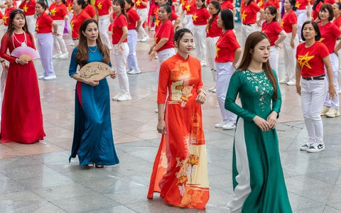 Hơn 1.000 phụ nữ trình diễn dân vũ và áo dài