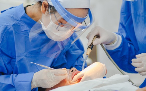 Bị mòn răng do uống nước uống thể thao, nước cam... không đúng cách