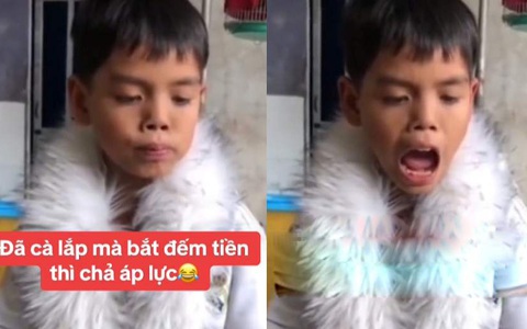 Bé trai áp lực khi đếm tiền