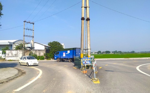 Cột điện 'đứng' giữa đường gây bất an cho người tham gia giao thông