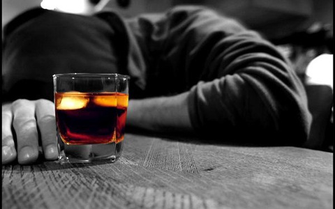 Tại sao người đỏ mặt, người tái nhợt sau khi uống rượu?