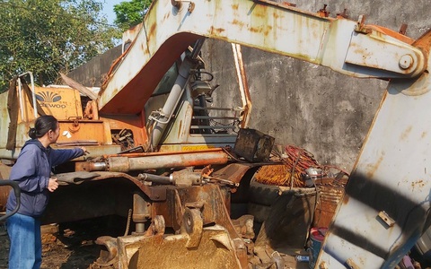 Xe như đống sắt vụn trong vụ phường giữ xe trái luật: Bàn giao cho ‘khổ chủ’