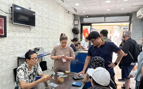 Giá USD 'chợ đen' vọt lên, 'người ngoài cười nụ, người trong khóc thầm'