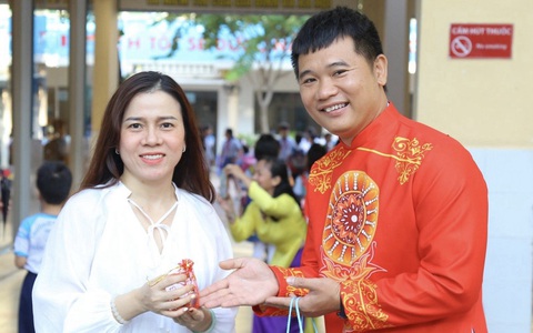 Đưa con đi học, mẹ bất ngờ nhận được quà 8-3