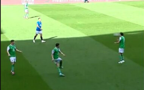 Cú sút phạt ‘knock-out' hai đồng đội gây cười nghiêng ngả