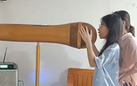 Ảnh vui 1-4: Hát karaoke kiểu 'muốn hàng xóm đi đầu thai'