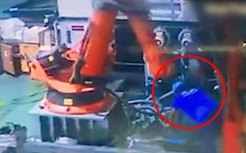 Cánh tay robot đè chết nam công nhân trong nhà máy