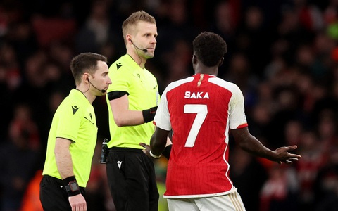 Arsenal hay Bayern Munich hưởng lợi từ trọng tài?