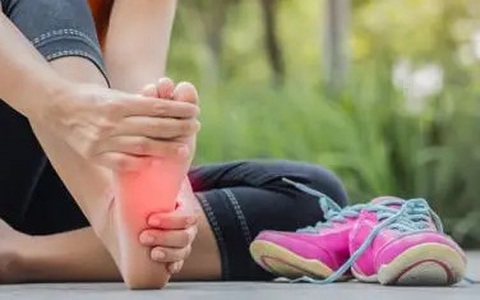 Vì sao chơi thể thao thấy đau ở vùng gót chân?