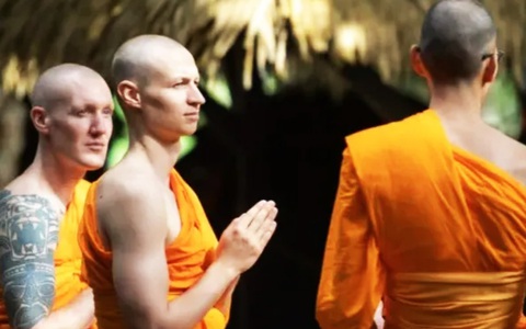 Cầu thủ Thụy Điển bỏ bóng đá đến Thái Lan làm nhà sư