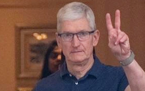 CEO Apple Tim Cook rời khách sạn 5 sao di chuyển đến một cơ sở giáo dục tại Hà Nội