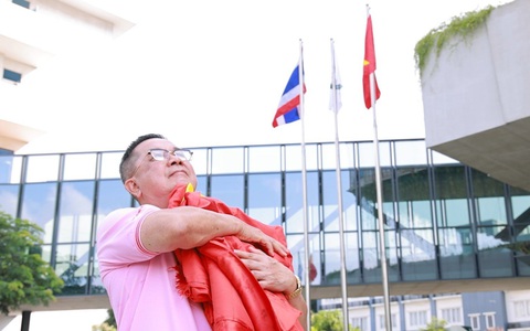 Doanh nhân Thái Lan rưng rưng ôm lá cờ đỏ sao vàng trong buổi chào cờ chia tay Việt Nam
