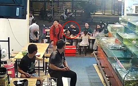 Bé trai quê một cục vì nhận nhầm nữ khách là mẹ