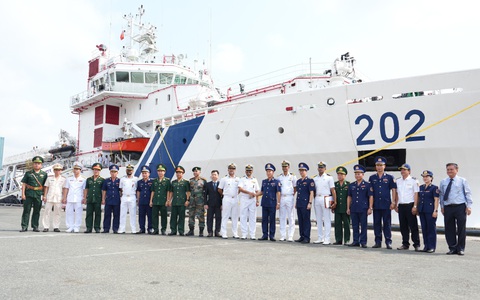 Tàu cảnh sát biển Ấn Độ thăm TP.HCM