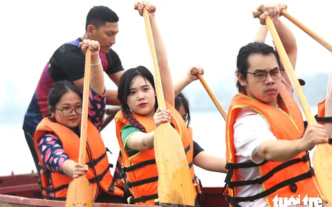 Cuối tuần, lên hồ Tây bơi chải thuyền rồng