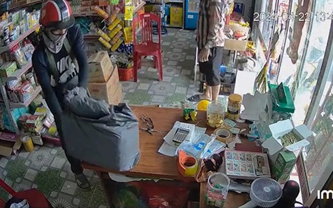 Shipper nhiệt tình bán nước hộ khi chủ tiệm mải ngủ trưa