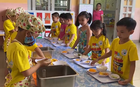 Trải nghiệm đa dạng, thú vị cho trẻ với bữa trưa tại trường mầm non