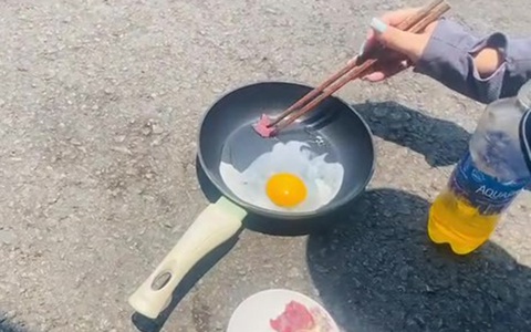 Trời nắng nóng, người Quảng Nam 'dí dỏm' mang chảo ra đường rán trứng